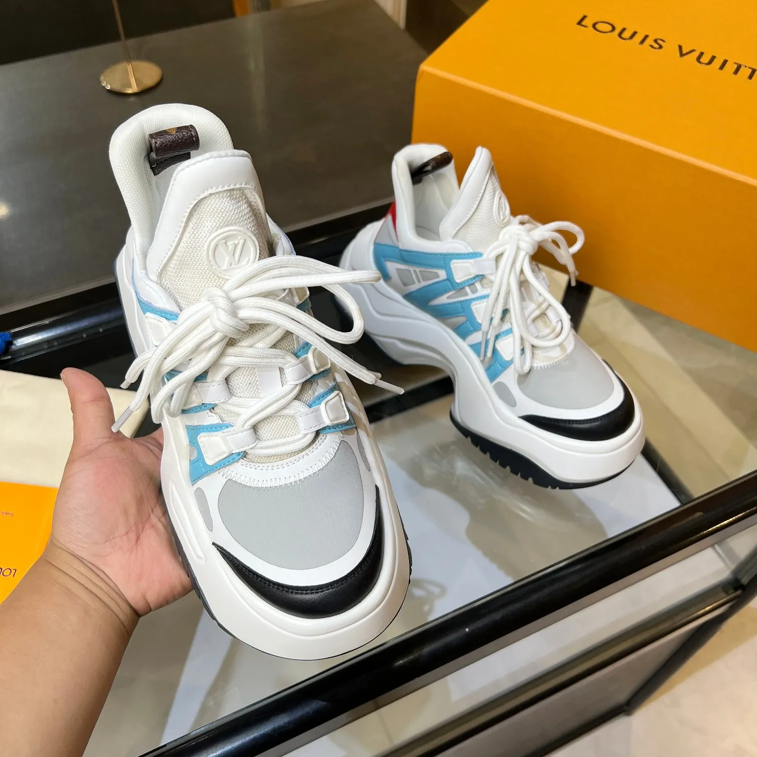 👟👟Ex-factory price 760👟👟 Nicolas Ghesquieye once again refined the design essence of LVArchlight sneakers to create LVArchlight2.0 platfrm sneakers. The combination of multiple technical materials, the wide outsole and the exaggerated tongue highlight the series' recognition, and the latter is marked with the LVCirCle logo 35-41